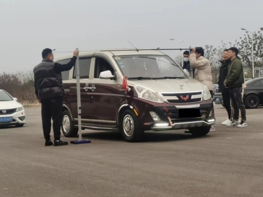 双调车身“迈巴赫”版五菱荣光V，家中老伙计化身行政级MPV