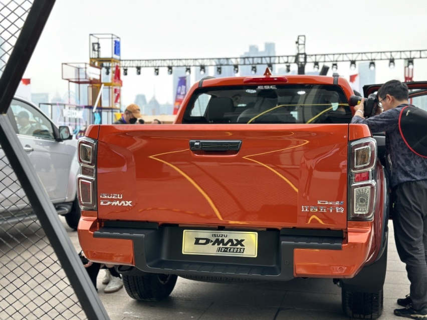 江西五十铃D-MAX V-CROSS开始预售！内饰换新 换装采埃孚8A