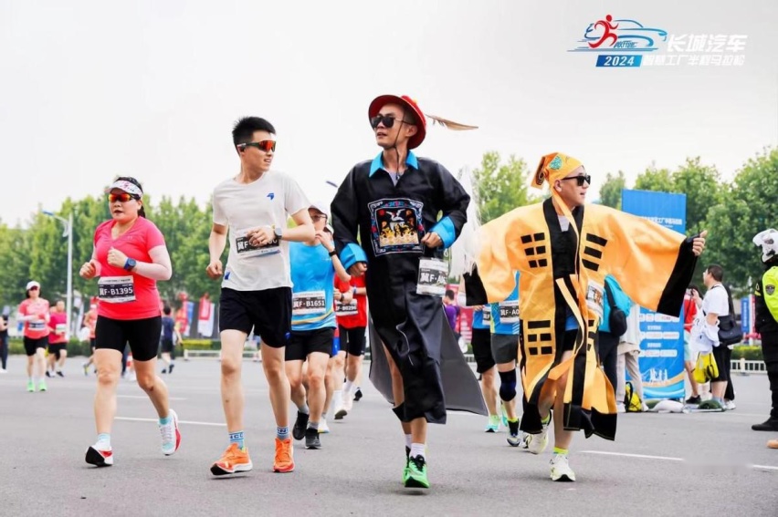 魏牌高山与灵魂摩托领航 2024长城汽车智慧工厂半程马拉松人气爆满