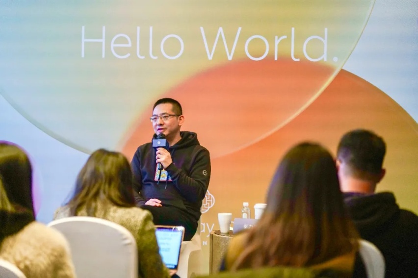 Hello World！蔚来如何兼顾当下与未来