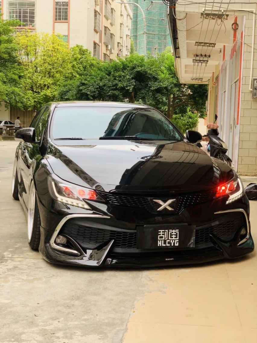 低趴姿态风的丰田锐志，换轮毂如同换鞋一样平常