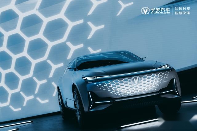 长安汽车发布高端产品序列UNI及首款概念车VisionV亮相