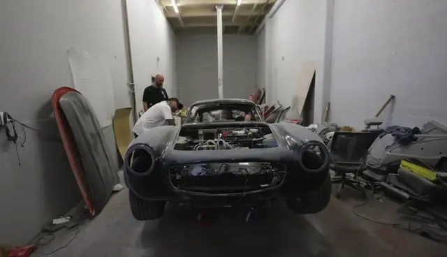 30万的特斯拉Model 3改成千万神车奔驰300SL，看完心动了！