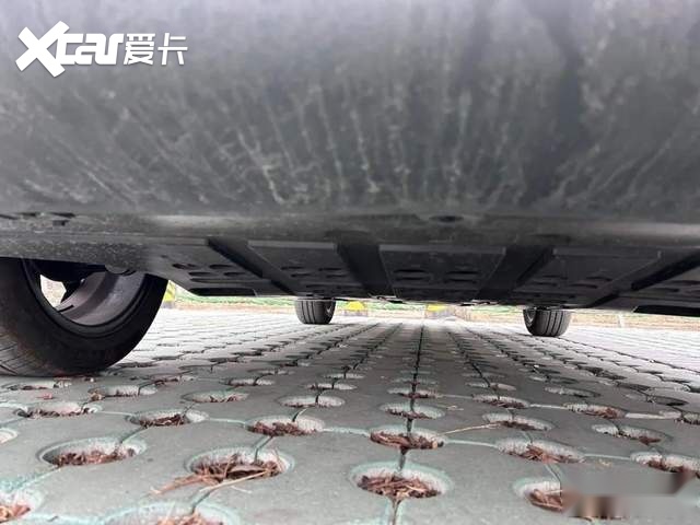 好看又好开！试驾小仙女专属座驾哪吒V潮 400 Lite 粉色定制版