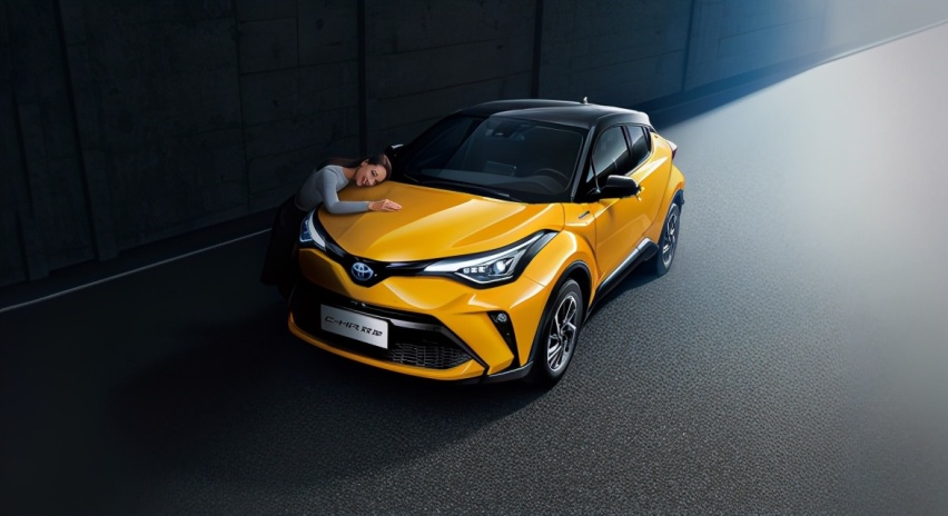 全新C-HR上市，2.0L双擎混动卖价14万，油耗低至4.5L，硬核