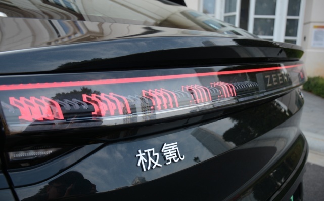 试驾官丨舒适取向的极氪001，在赛道上能跑起来吗？