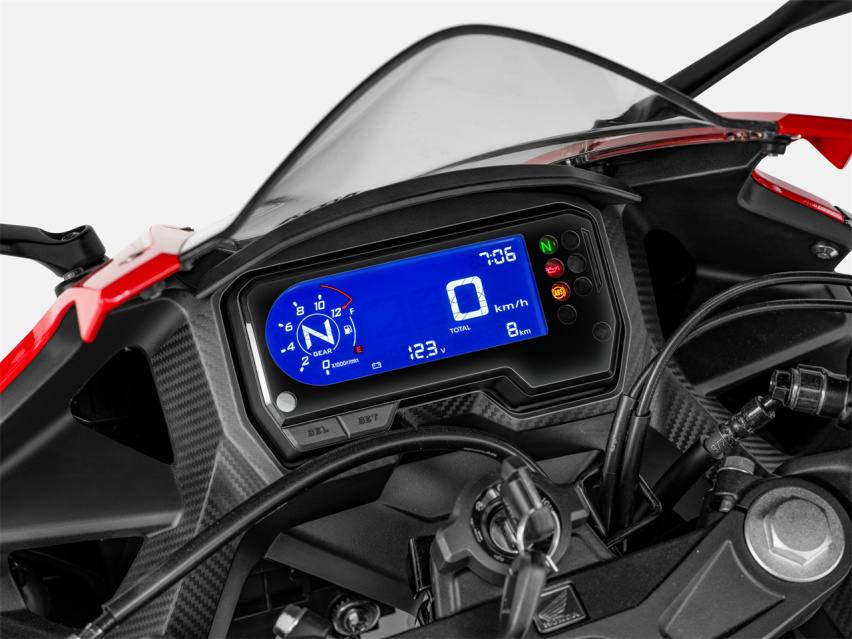 入门中小排量仿赛摩托，本田CBR400R，车身灵活操控易上手