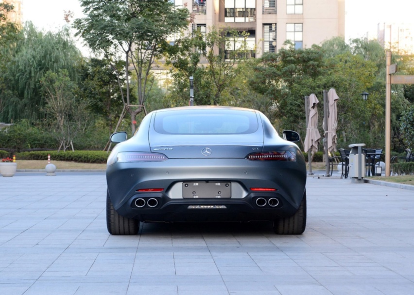 奔驰是如何征服操控粉的？用4秒破百的AMG GT，毫无压力