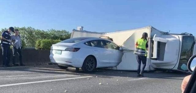 特斯拉Model 3发生故障，在高速开启自动驾驶后直接撞上大卡车