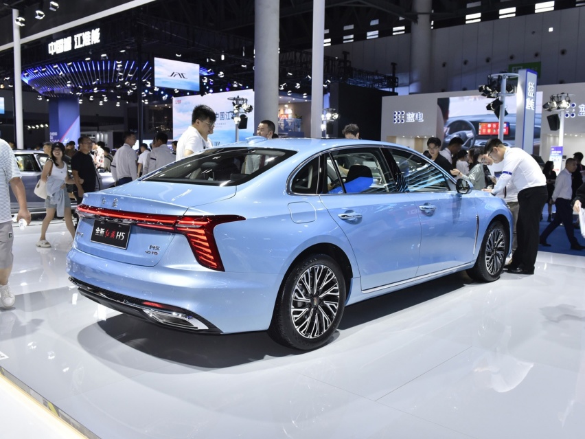 最热销中国燃油中型车？这新款红旗不到16万起 真国货之光！