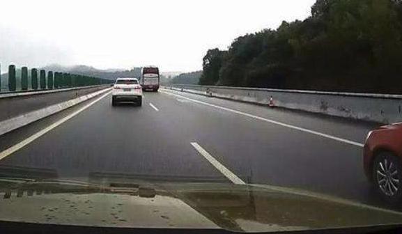 跑高速前车急刹，直接撞上去和紧急变道，哪个生还率高？