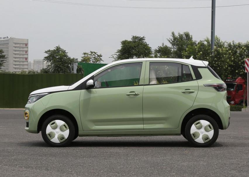 比五菱宏光MINI EV要贵，但多了两个座，雷丁芒果Pro纯电小车