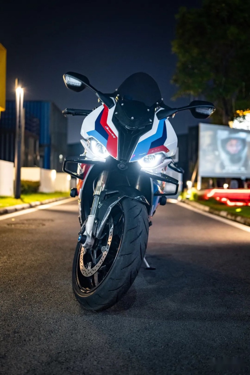 竞技走街范的宝马540i+宝马S1000 RR，这样的组合谁能不爱呢？