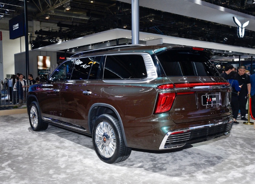 一汽红旗的全尺寸SUV，车长超5米6，搭载4.0T+8AT