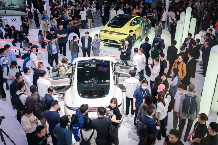全系搭载“智能生态驾舱系统”IMOS 3.0 智己L6惊喜亮相北京车展