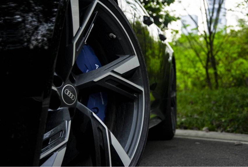 试驾｜奥迪RS6 Avant，“又纯又欲”的黑武士，性能和实用都有了
