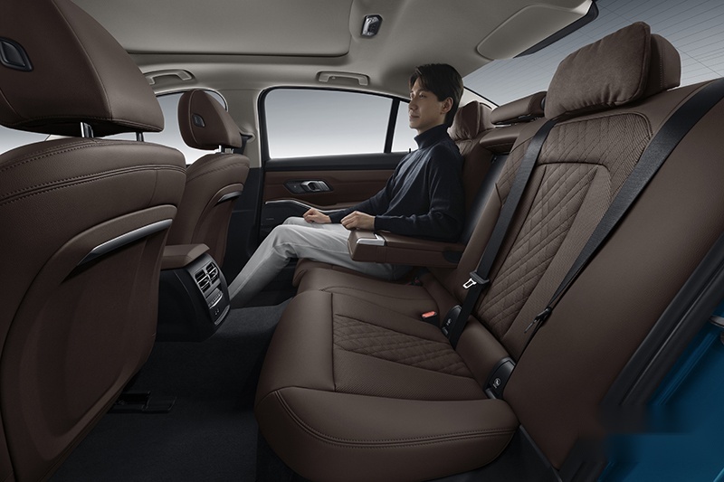 42.全新BMW i3_海岸蓝_后排座椅(带人).jpg