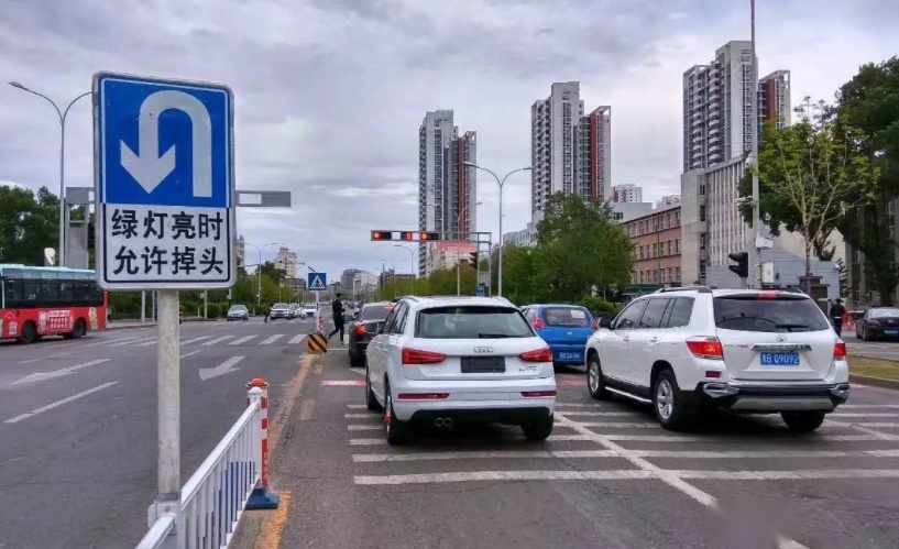 左转掉头要不要看红绿灯？这几个地方容易踩坑，小心被扣分罚款！