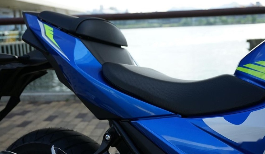 国内最畅销的250“跑车” 铃木GSX-250R实拍解析