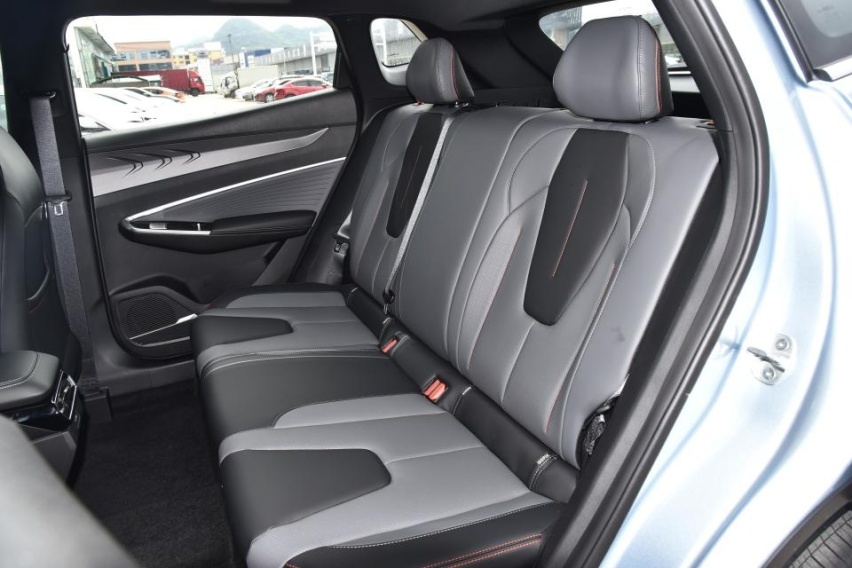 堪称10万级SUV“搅局者”！提速7.9秒+四排气管，不比哈弗H6香？