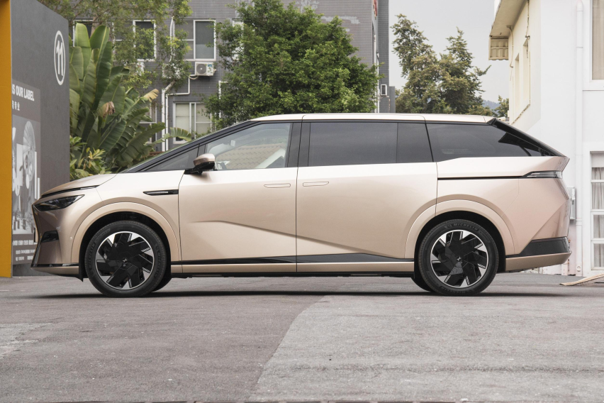 纯电智能大七座MPV，小鹏X9正式上市，售价35.98万起