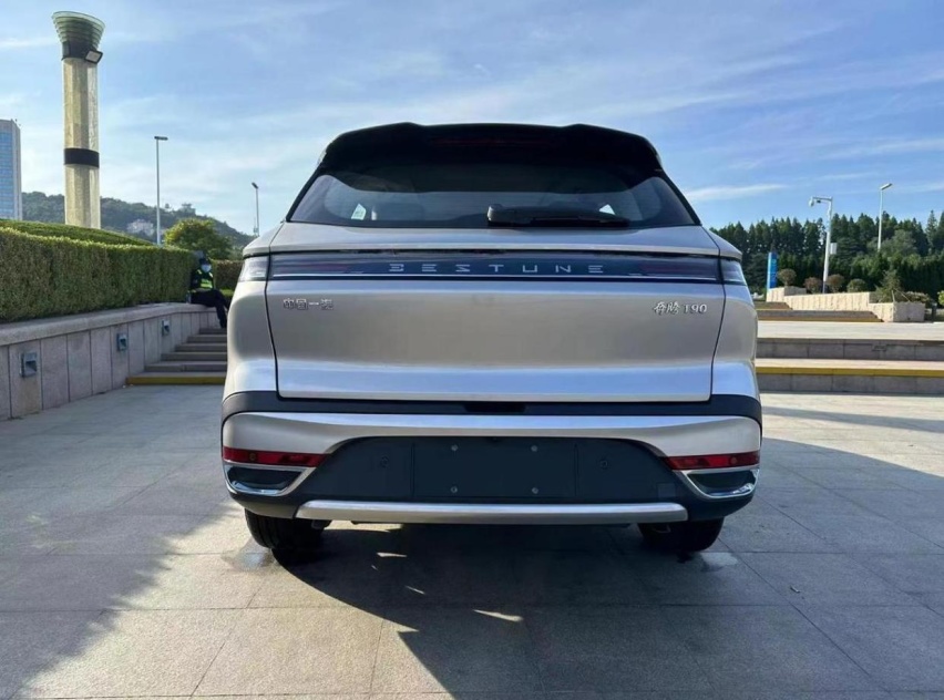 2023款奔腾T90，红旗同款1.5T，纯平地板，贯穿式安全气帘
