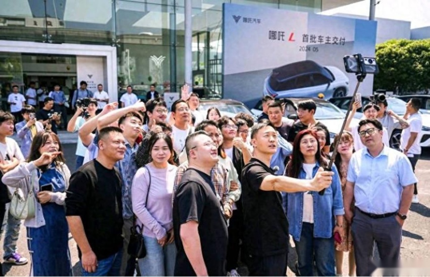 哪吒L开启首批交付，哪吒汽车CEO张勇亲自交车