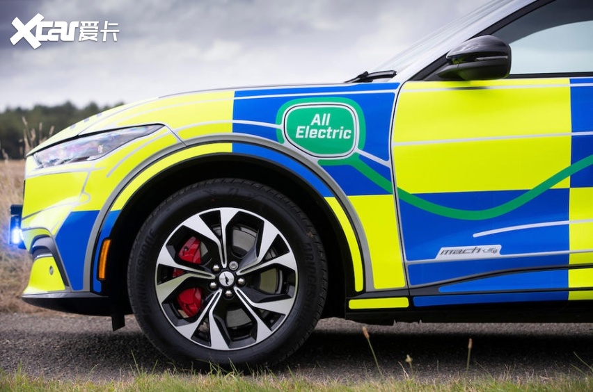 福特Mach-E入列英国警队！撞色涂装醒目，续航表现给力