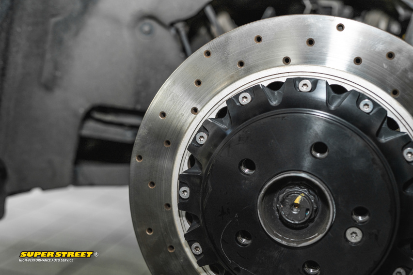 奔驰E级更换Brembo HP2000刹车片CZV打孔刹车盘