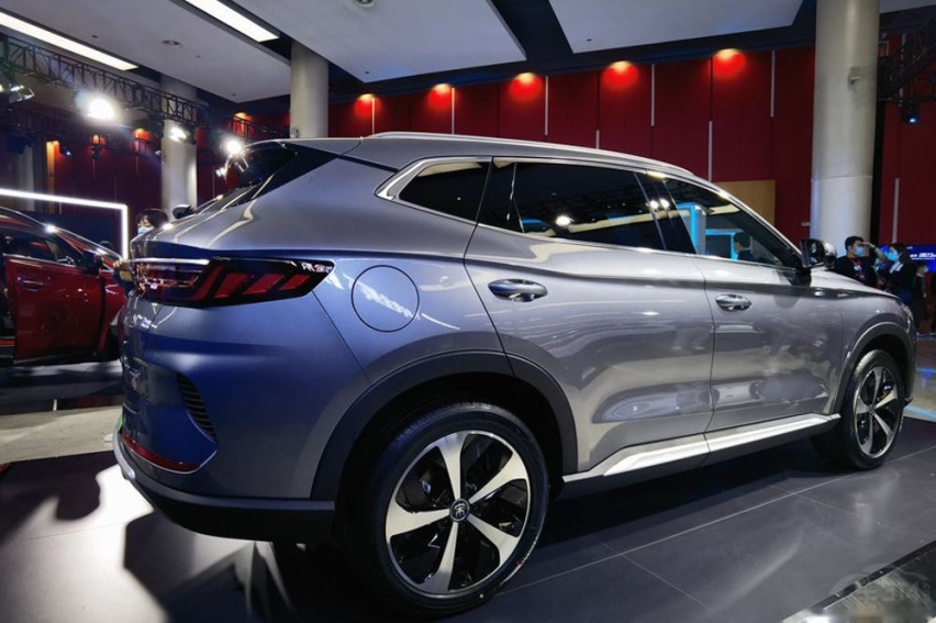埃安V PLUS对比宋PLUS EV 选谁不吃亏？