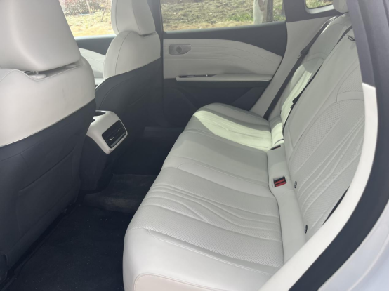 实力为王！特斯拉Model 3紧急降价也打不过银河E8