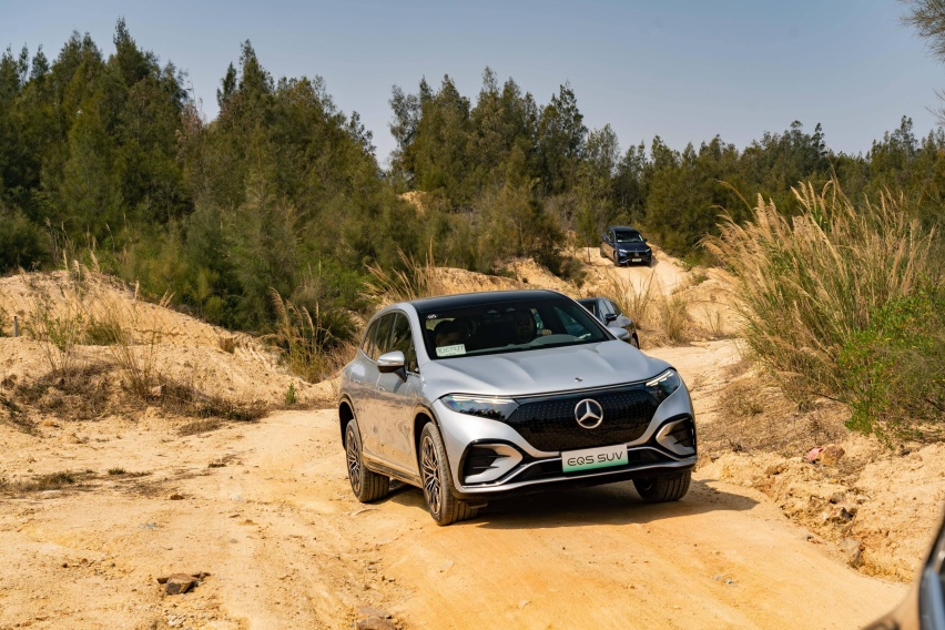 越野赛道小试EQS SUV：什么叫豪华越野体验