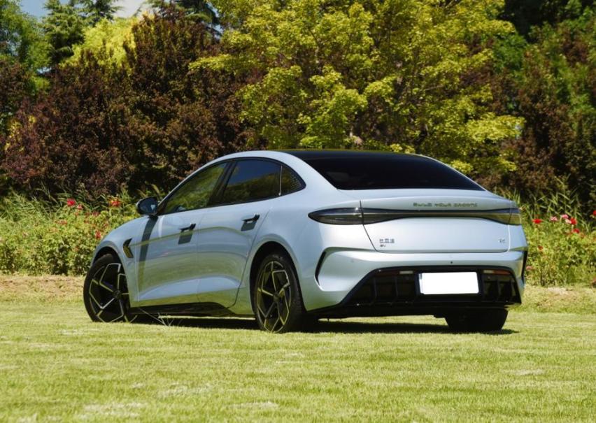 比亚迪决战特斯拉Model 3的车型，海豹“制夷”的压力不小