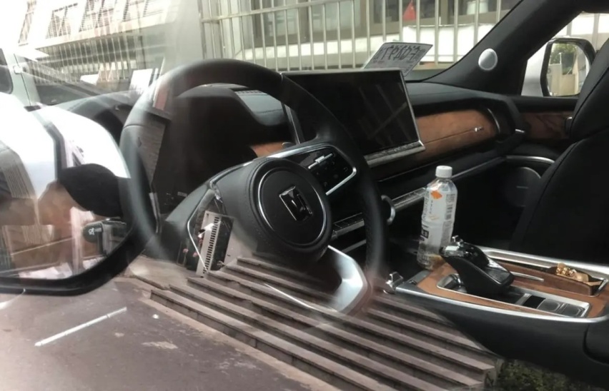 坦克700现身街头实拍 整体黑化比奔驰大G还凶