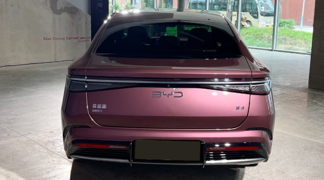 比亚迪“海洋”系列首款中大型插混轿车，海豹DM-i实力如何？