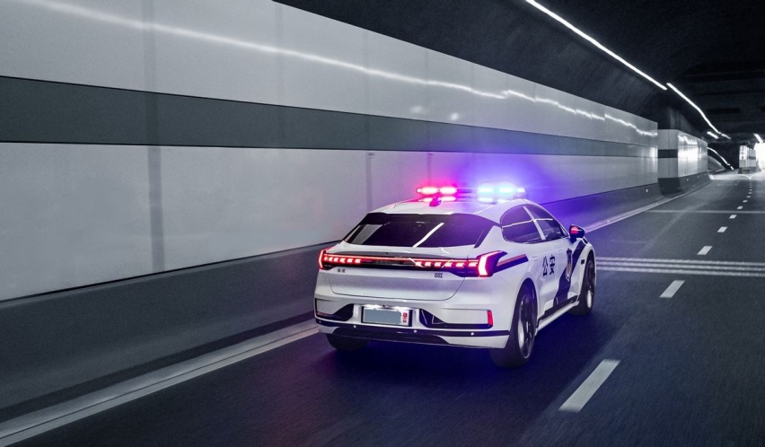 不用羡慕迪拜的壕，极氪001化身最帅“警车”神似法拉利FF