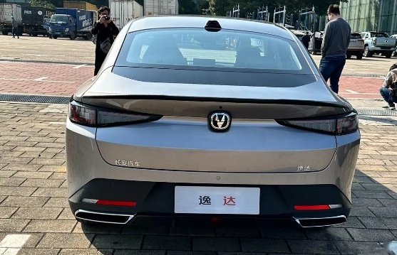长安逸达广州车展实拍，前脸无边框设计，搭1.5T发动机