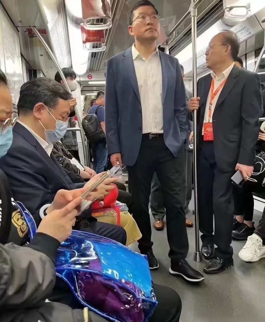 周末比亚迪王传福总裁冒雨出差临沂市平邑县