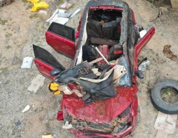 于月仙车祸涉事路虎极光全车顶被掀 全景天幕的车真的不安全吗?
