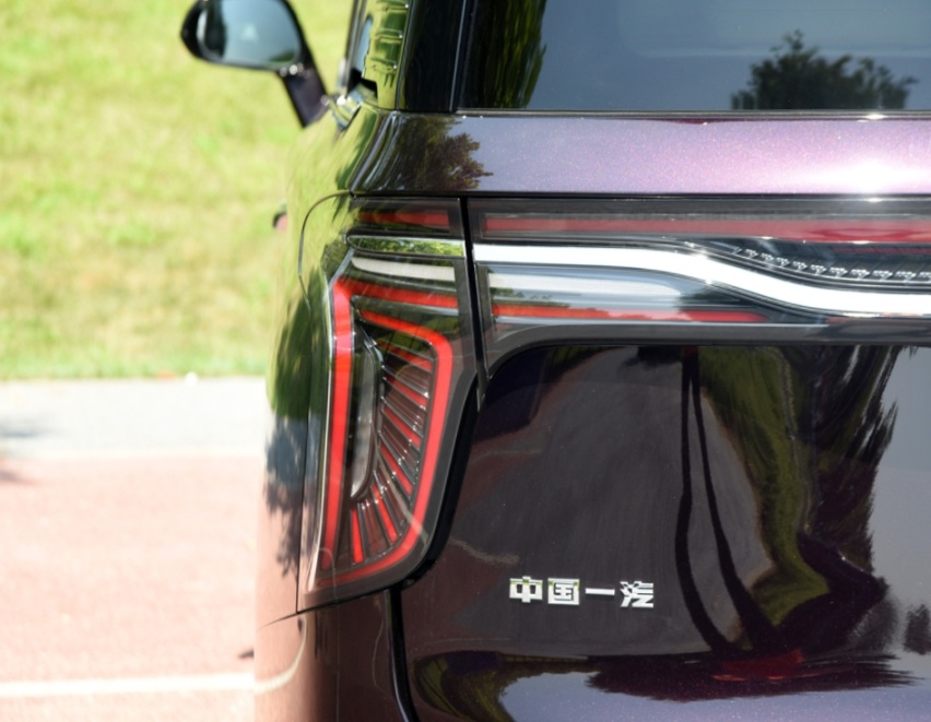 红旗HQ9 PHEV（插电混动版）开启预售：起售价36万元并配四驱