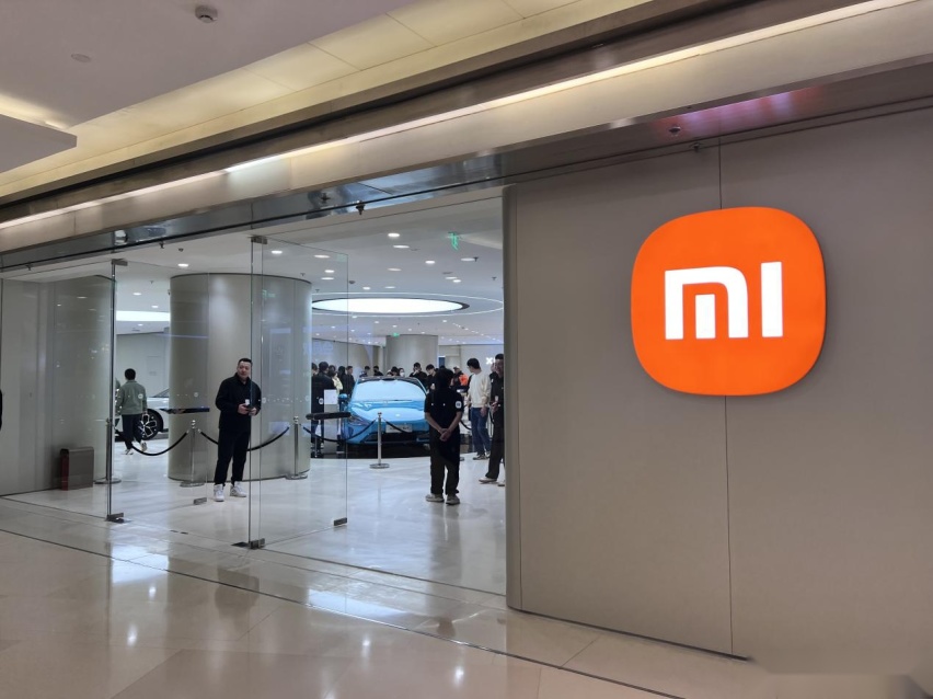 小米SU7正式进店，工作人员能说的都在雷军微博