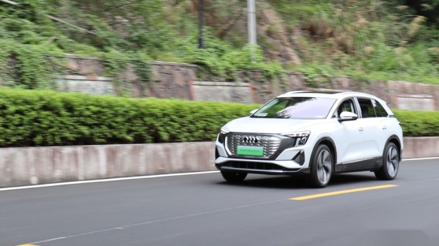 近5米的SUV，开着却像性能车？试驾奥迪Q5 e-tron