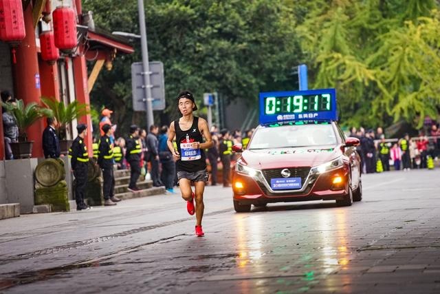 超变擎领势先行！东风日产成都马拉松开跑，3万跑友赛场挥洒激情