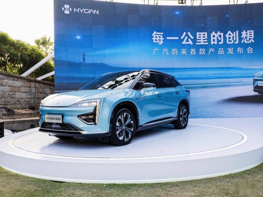采用“7”字形三联屏 实拍体验 HYCAN 007