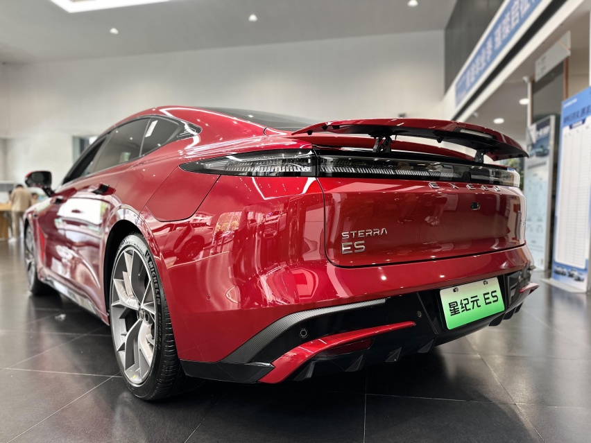 25款星纪元ES实车到店，长近5米+电动尾翼，配480马力+空气悬架