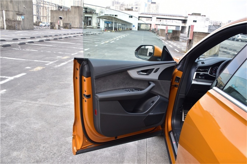 百万级Coupe SUV实拍对比 宝马X6和奥迪Q8谁更香？