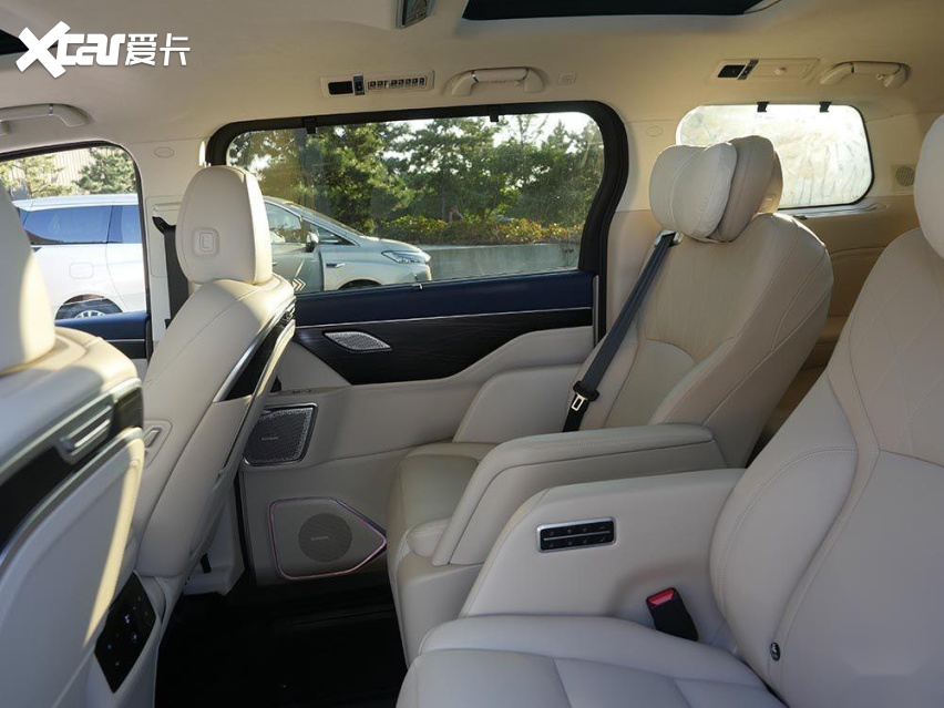 都是5米多长,3米多轴距,宽大舒适的内部质感,绝对比合资mpv强多了