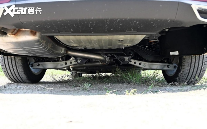 底盘悬架上,新君威所采用的是前麦弗逊式/后多连杆式独立悬架,也是