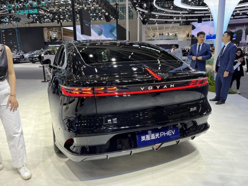 岚图追光PHEV预售26.69万起，同级唯一魔毯底盘，智能领先比亚迪
