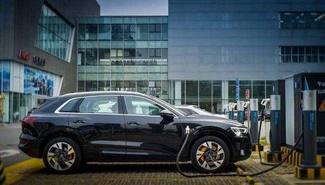 别被续航遮蔽双眼 奥迪 e-tron其实是一款真正的高性能纯电SUV